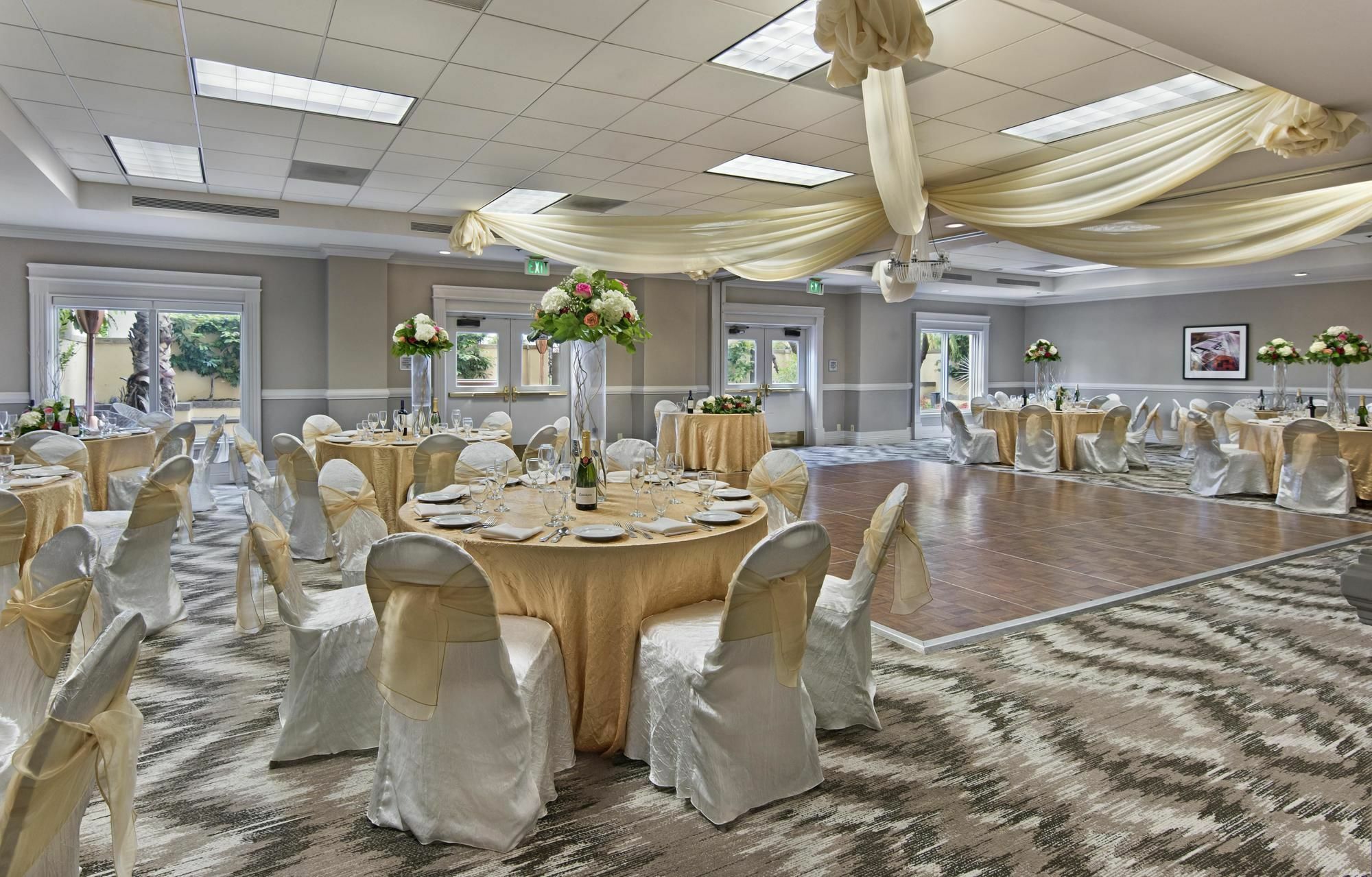 Embassy Suites By Hilton Los Angeles Downey Esterno foto